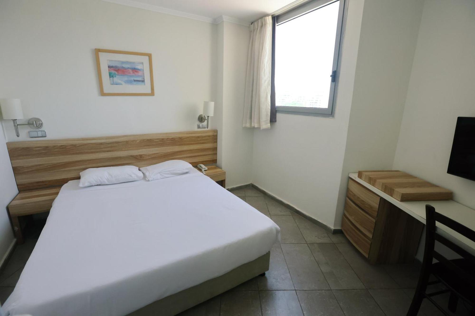 Adi Hotel Ейлат Екстериор снимка